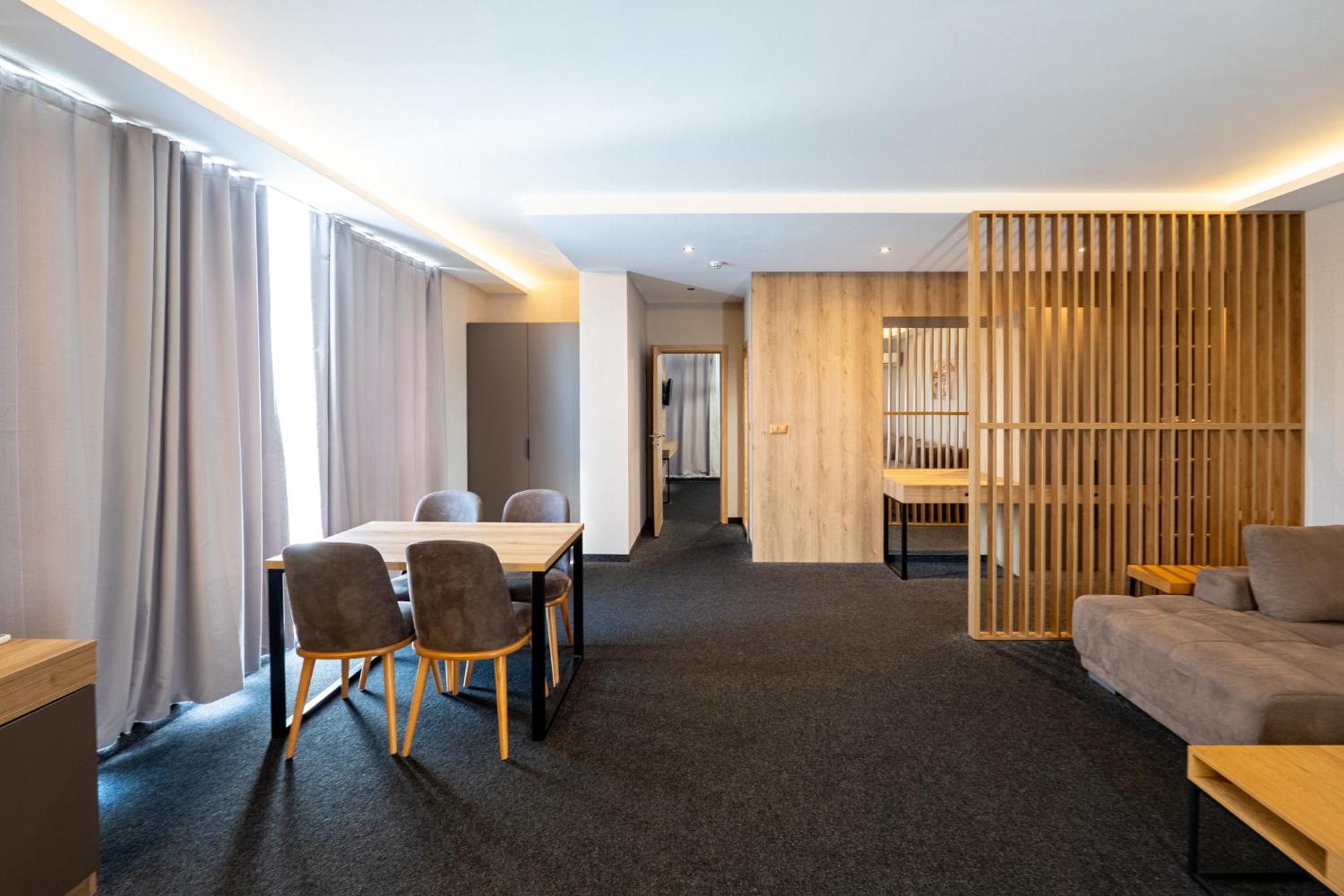 Avenue Deluxe Hotel